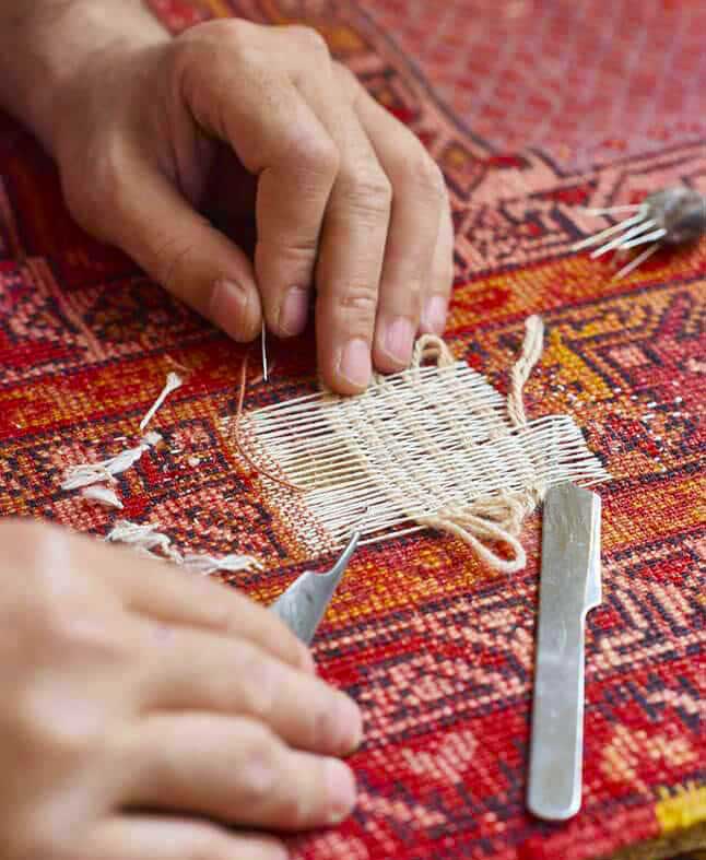 ETHAN RESTAURE TAPIS : Ethan Restaure Tapis en Île-de-France et Paris : Nettoyage, réparation, restauration de tapis en Île-de-France et Paris : Profitez de notre expertise en nettoyage et restauration de tapis anciens près de chez vous, en Île-de-France et Paris. Nos équipes se déplacent pour redonner vie à vos textiles les plus précieux :  dépoussiérage / dessablage  et nettoyage de tapis. Restauration de tapis et tapisserie, réparation de lisières, franges. Relainage. Création de teinte, ravivement des couleurs, traitement des trames, Ethan Restaure Tapis : Paris (75), les Hauts-de-Seine (92), la Seine-Saint-Denis (93), le Val-de-Marne (94), la Seine-et-Marne (77), les Yvelines (78), l'Essonne (91) et le Val-d’Oise (95)